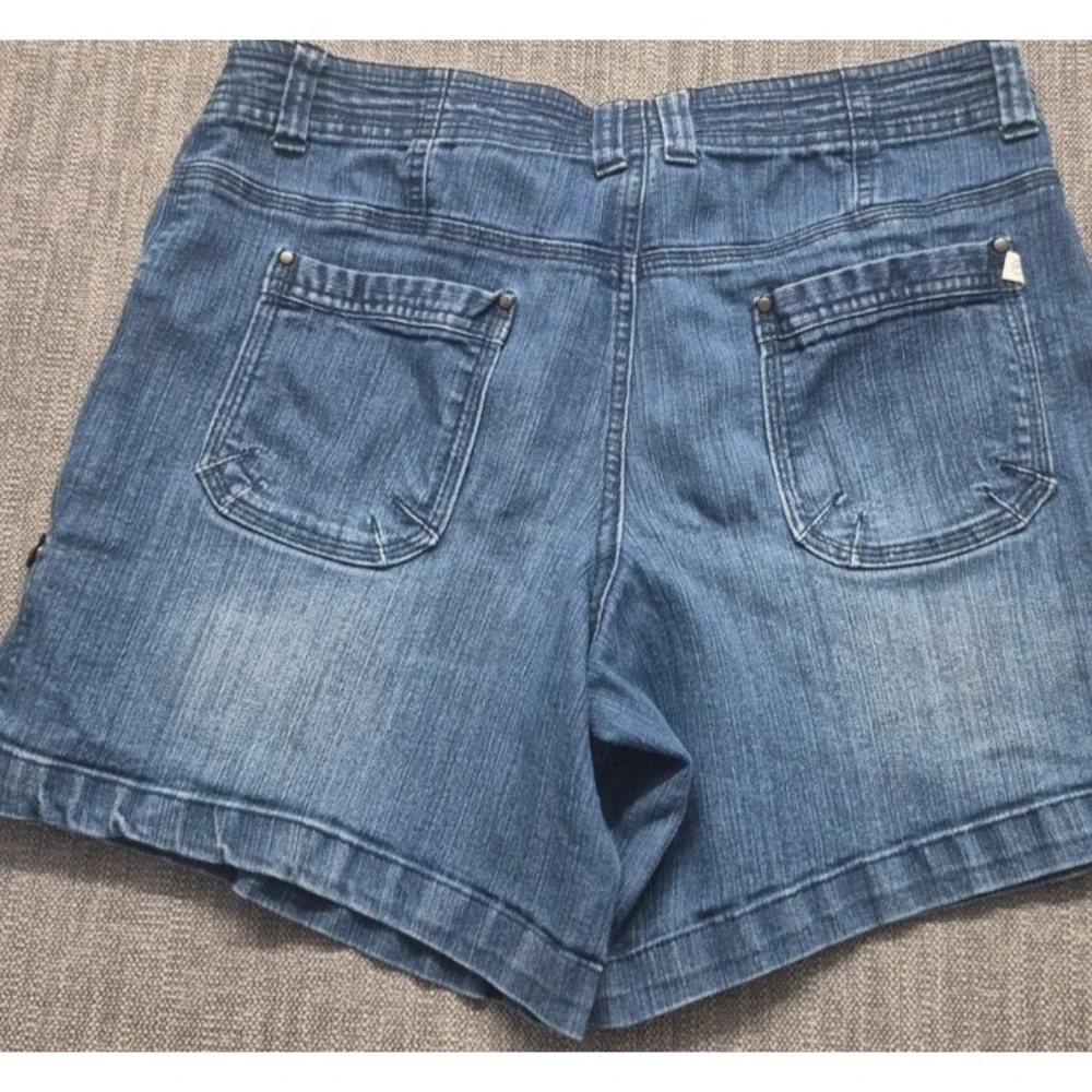 Magellan Outdoor women's  denim‎ blue jeans shorts jorts Small pockets classic
